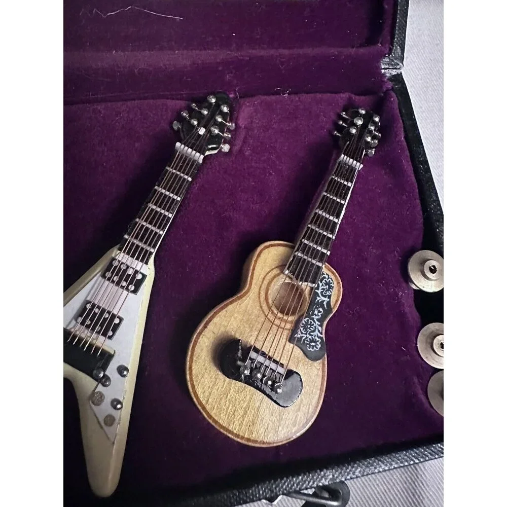 1997 Gibson Miniature Wood Guitar Pins 05702 of 10,000‎ With Case
